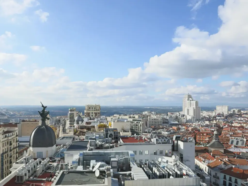 Por qué organizar un evento en un rooftop en Madrid puede marcar la diferencia para tu empresa