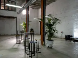 Asistentes a un evento corporativo en un espacio singular con ambiente cálido y networking en 2026