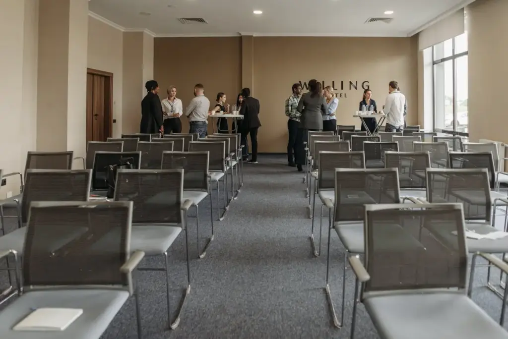 Sala de reuniones corporativa equipada para reunión de equipo pequeño