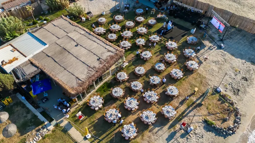 Equipo de empresa disfrutando de evento corporativo al aire libre en verano
