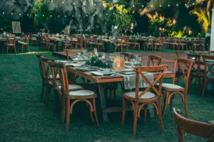 Espacio exterior para evento corporativo con mesas y zona de jardín