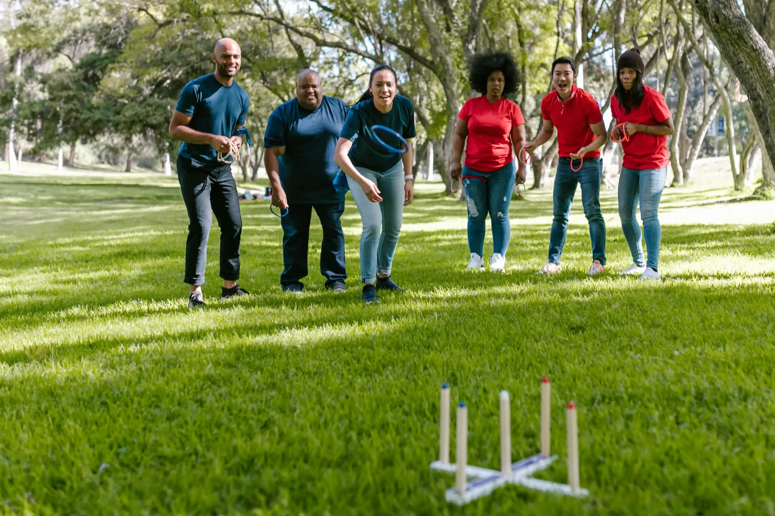 Equipo de empresa realizando una actividad de teambuilding al aire libre en verano