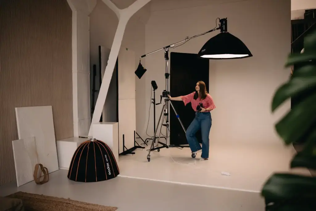 Cómo elegir localización para un rodaje publicitario en Madrid Interior de localización para rodaje publicitario en Madrid con luz natural y equipo técnico