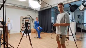 Producción audiovisual profesional en loft industrial de Barcelona con equipo técnico y luz natural