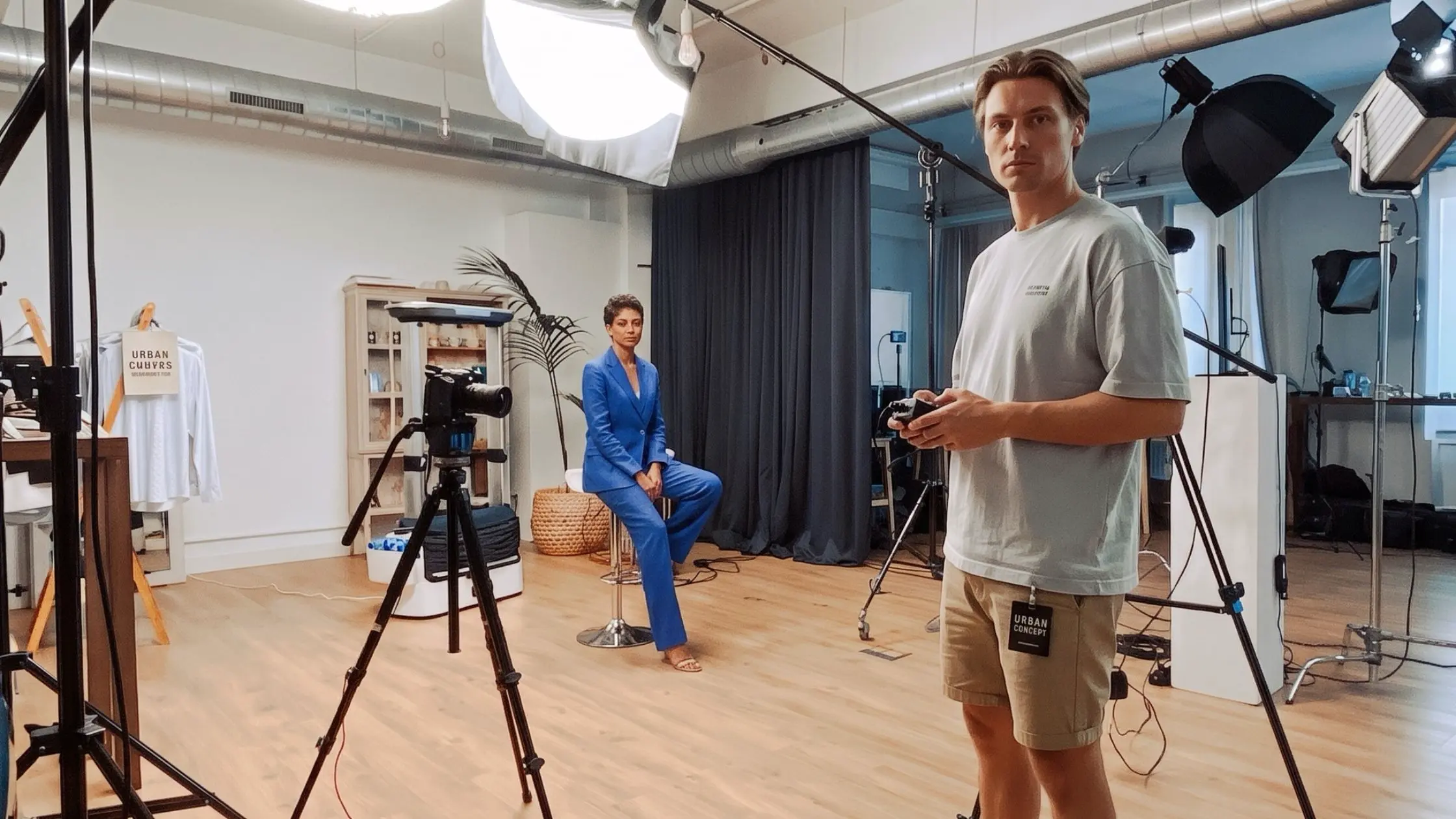 Producción audiovisual profesional en loft industrial de Barcelona con equipo técnico y luz natural